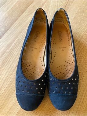GABOR Hovercraft black leather suede flats. Cut out design. Comfort soles. Cute!